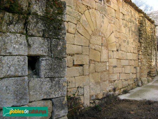 Passanant i Belltall - La Pobla de Ferran. Antic portal de l'església (Foto: Albert Esteves, 2010) Passanant i Belltall - La Pobla de Ferran. Antic portal de l'església