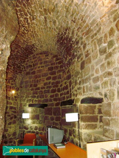 Vacarisses - Castell, interior de la primera planta (Foto: Albert Esteves, 2010) Vacarisses - Castell, interior de la primera planta