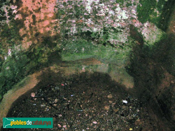 Vacarisses - Pou de glaç de la Portella, interior (Foto: Albert Esteves, 2010) Vacarisses - Pou de glaç de la Portella, interior