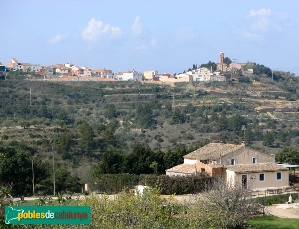 Ullastrell - El poble, al fons, amb l'església