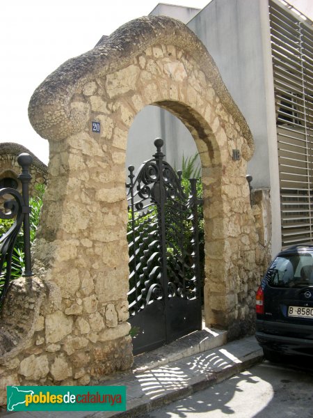 El Papiol - Casa Bou, porta de la tanca