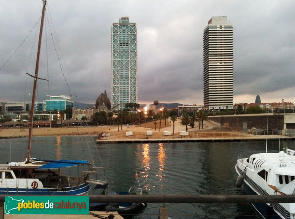 L'Hotel Arts (esquerra) i la Torre Mapfre (dreta), vistes des de l'escollera del Port Olímpic (Foto: Joan Sánchez Sabé, 2010) L'Hotel Arts (esquerra) i la Torre Mapfre (dreta), vistes des de l'escollera del Port Olímpic