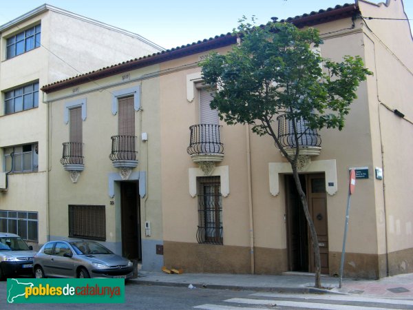 Cerdanyola - Carrer Mare de Déu de Montserrat, 35-37 (Foto: Albert Esteves, 2010) Cerdanyola - Carrer Mare de Déu de Montserrat, 35-37