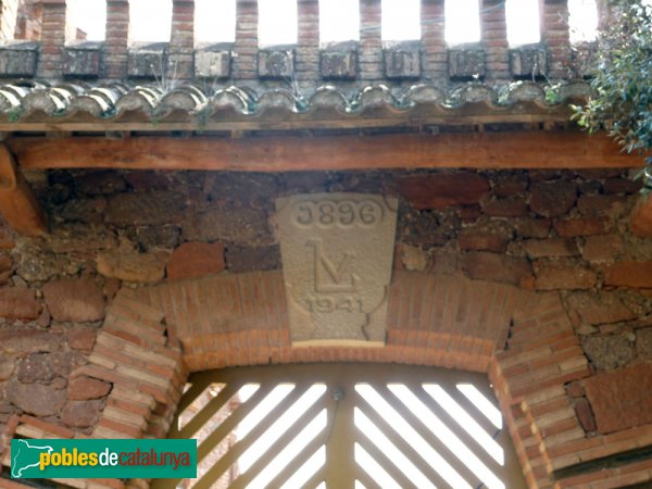 Sant Llorenç Savall - El Marquet de les Roques. Capçalera de la porta d'accés