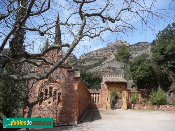 Sant Llorenç Savall - El Marquet de les Roques. Exterior de la capella vista des del pati (esq.); porta del pati (dreta)