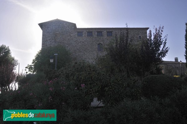 Castell de Plegamans, Façana de llevant, al capvespre (Foto: Joan Sánchez Sabé, 2010) Castell de Plegamans, Façana de llevant, al capvespre