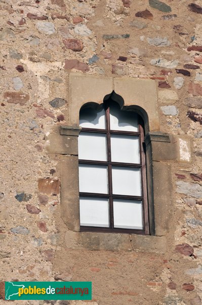 Castell de Plegamans, finestra de la façana de ponent (Foto: Joan Sánchez Sabé, 2010) Castell de Plegamans, finestra de la façana de ponent