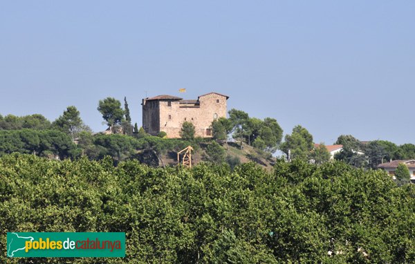 Castell de Plegamans, vist des de Santa Maria de Palau-solità (Foto: Joan Sánchez Sabé, 2010) Castell de Plegamans, vist des de Santa Maria de Palau-solità