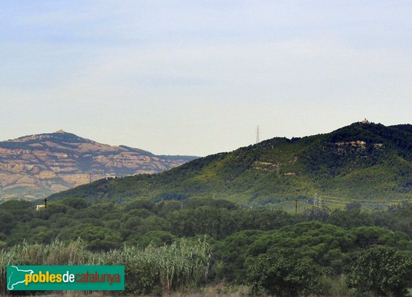 Les muntanyes del Puig de la Creu (esq.) i la Mola (drt.), vistes des de Palau (Foto: Joan Sánchez Sabé, 2010) Les muntanyes del Puig de la Creu (esq.) i la Mola (drt.), vistes des de Palau