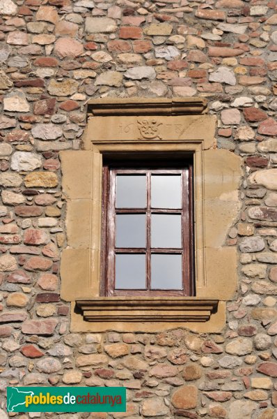 Can Cortès, detall de finestra amb la inscripció 1678