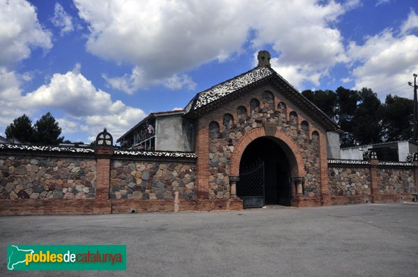 Cementiri de Palau-solità, porta d'entrada i mur