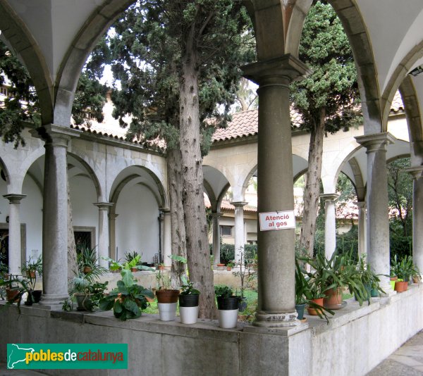 Barcelona - Església de Montserrat. Claustre (Foto: Albert Esteves, 2010) Barcelona - Església de Montserrat. Claustre