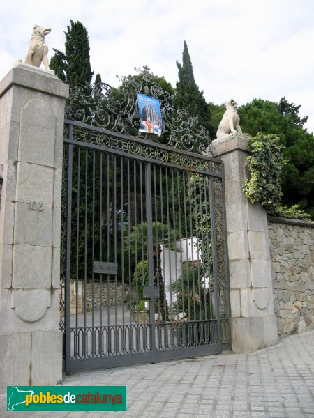 Barcelona - Església de Montserrat. Porta del jardí (Foto: Albert Esteves, 2010) Barcelona - Església de Montserrat. Porta del jardí