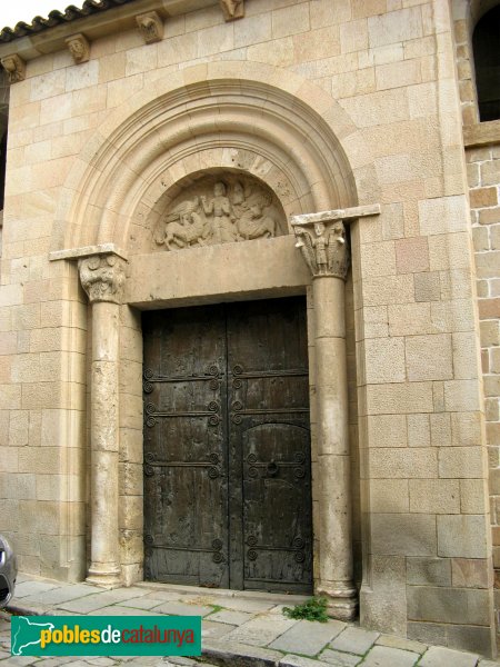 Barcelona - El Conventet, capitells i timpà procedents de Santa Maria de Besalú