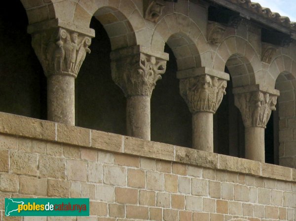 Barcelona - El Conventet, capitells procedents de Santa Maria de Besalú