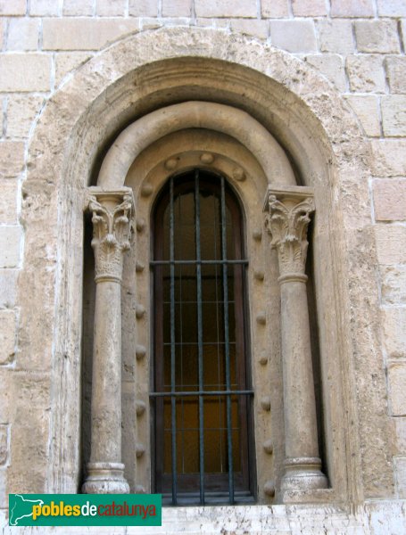 Barcelona - El Conventet, finestra romànica procedent de Santa Maria de Besalú