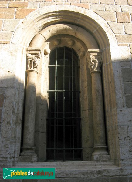 Barcelona - El Conventet, finestra romànica procedent de Santa Maria de Besalú