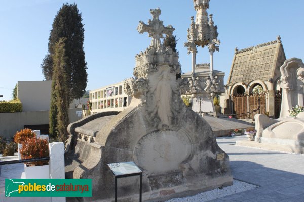 Lloret de Mar - Cementiri, hipogeu Pujol-Masferrer (Vicenç Artigas)