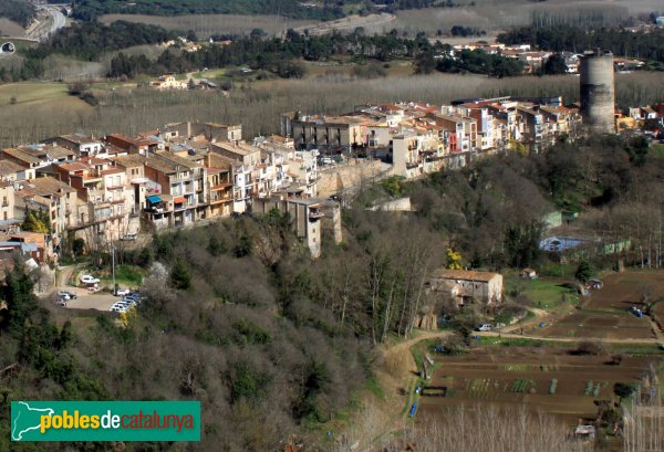 Hostalric - El molí, amb el poble al damunt (Foto: Albert Esteves, 2011) Hostalric - El molí, amb el poble al damunt