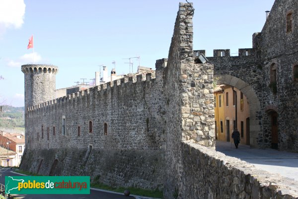 Hostalric - Muralla (Foto: Albert Esteves, 2011) Hostalric - Muralla