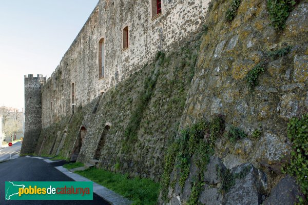 Hostalric - Muralla (Foto: Albert Esteves, 2011) Hostalric - Muralla