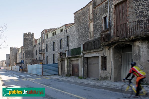Hostalric - Muralla (Foto: Albert Esteves, 2011) Hostalric - Muralla