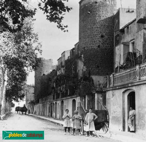 Hostalric - Muralla (Foto: Josep Salvany, Fons Salvany-Biblioteca de Catalunya, 1911) Hostalric - Muralla
