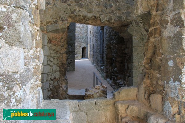 Arbúcies - Castell de Montsoriu, recinte sobirà (Foto: Albert Esteves, 2011) Arbúcies - Castell de Montsoriu, recinte sobirà