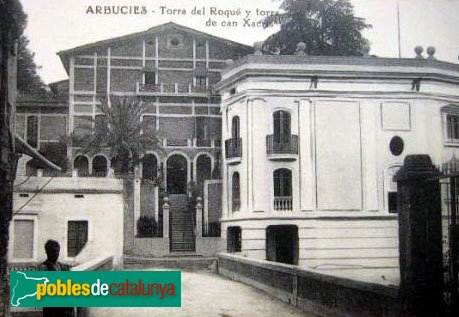 Arbúcies - El Roquer i Can Xacris, a començament del segle XX (Foto: postal antiga) Arbúcies - El Roquer i Can Xacris, a començament del segle XX