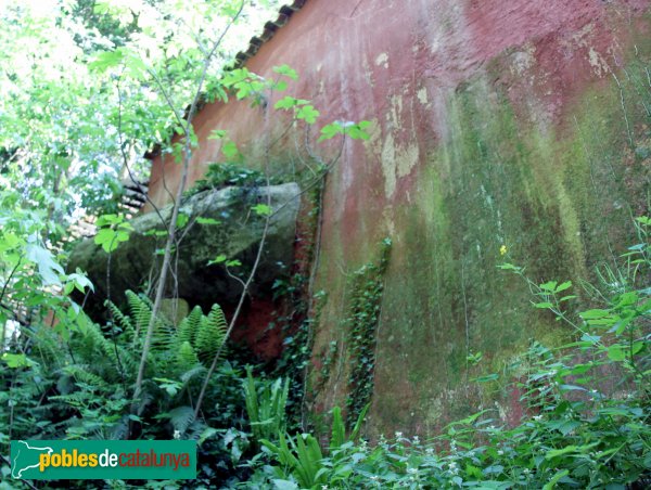 Arbúcies - Molí de les Pipes, mur sobre la roca