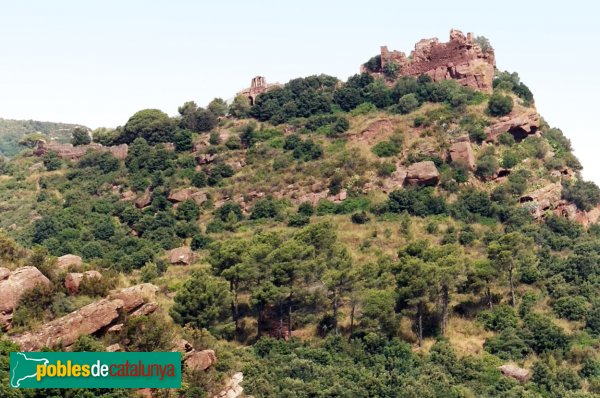 El  recinte sobirà del castell i la ermita de Sant Miquel vistos desde les restes de l'antiga ermita de Bruguers