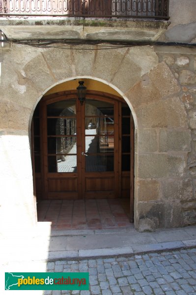 Osor - Portal adovellat de 1643 (Foto: Albert Esteves, 2011) Osor - Portal adovellat de 1643