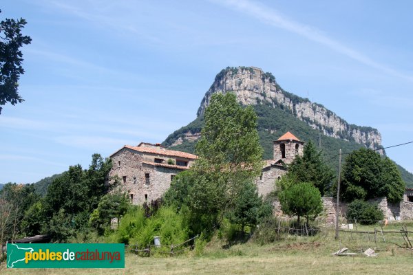 Susqueda - Sant Martí Sacalm, amb el Far al fons (Foto: Albert Esteves, 2011) Susqueda - Sant Martí Sacalm, amb el Far al fons