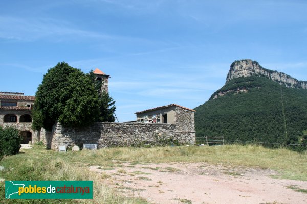 Susqueda - Cementiri de Sant Martí Sacalm i el Far al fons (Foto: Albert Esteves, 2011) Susqueda - Cementiri de Sant Martí Sacalm i el Far al fons