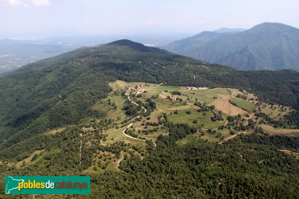 Susqueda - La vall de Fornils, amb l'església de Sant Martí i unes poques cases (Foto: Albert Esteves, 2011) Susqueda - La vall de Fornils, amb l'església de Sant Martí i unes poques cases