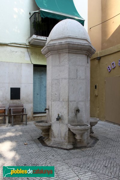 Llançà - Font de la plaça Major