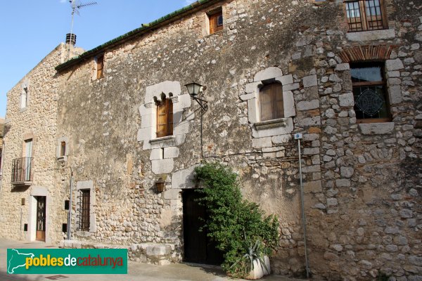 Avinyonet de Puigventós - Casa al carrer Corriol (Foto: Albert Esteves, 2011) Avinyonet de Puigventós - Casa al carrer Corriol