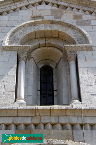 Cistella - Santa Maria de Cistella, finestral (Foto: Albert Esteves, 2011) Cistella - Santa Maria de Cistella, finestral