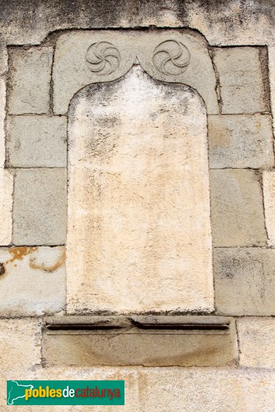 Riudarenes - Mur de la plaça del Diumenge