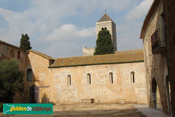 Vilabertran - Paati del palau abacial, amb el monestir al fons (Foto: Albert Esteves, 2011) Vilabertran - Paati del palau abacial, amb el monestir al fons