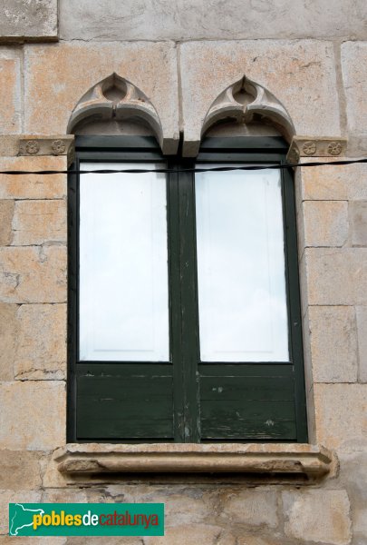 Vilabertran - Can Gil, finestra procedent del Monestir