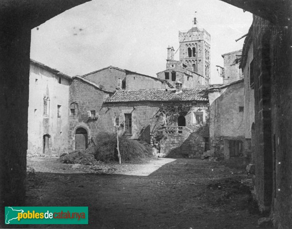 Vilabertran - El palau quan es feia servir de masia (Foto: Narcís Ricart (Arxiu Fotogràfic C.E.C.), entre 1914 i 1936) Vilabertran - El palau quan es feia servir de masia