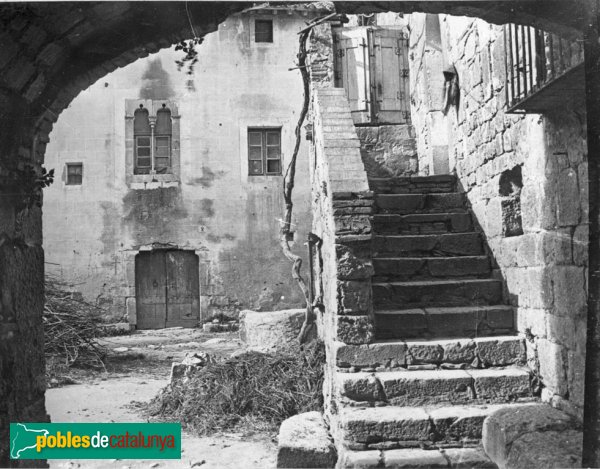 Vilabertran - El palau quan es feia servir de masia (Foto: Antoni Gallardo, Arxiu Fotogràfic C.E.C., 1919) Vilabertran - El palau quan es feia servir de masia