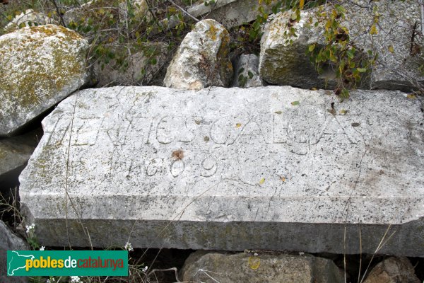 Masarac - Castell de Vilarnadal, làpida amuntegada al costat de la casa