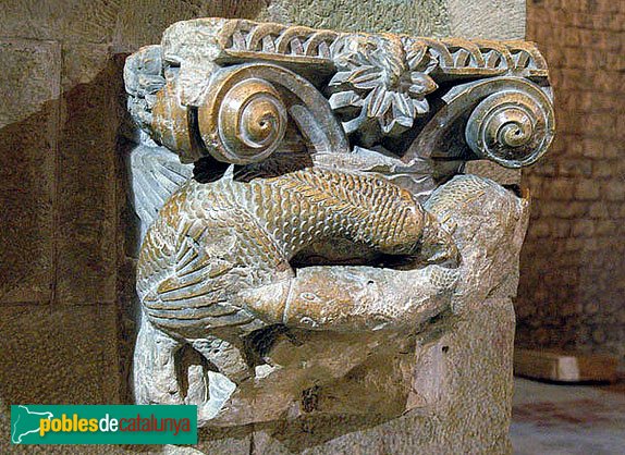 Lladó - Monestir de Santa Maria, capitell procedent del claustre reaprofitat com a pica beneitera