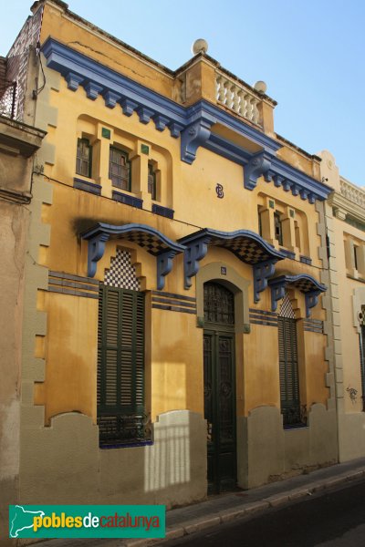 Figueres - Casa al carrer Pi i Margall, 24