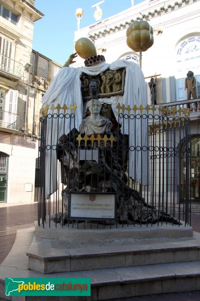 Figueres - Museu Dalí, monument a Francesc Pujols