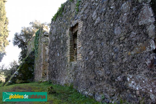 Caldes de Malavella - Cases vora el castell de Malavella (Foto: Albert Esteves, 2012) Caldes de Malavella - Cases vora el castell de Malavella