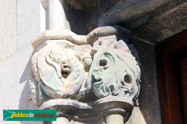 Riudellots de la Selva - Església de Sant Esteve, detall porta