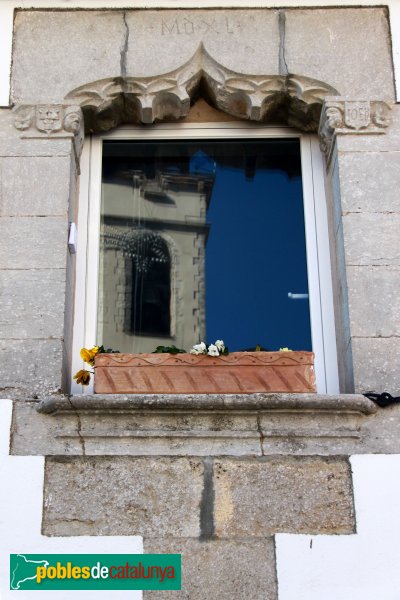 Riudellots de la Selva - Can Mai, finestra 1540 (Foto: Albert Esteves, 2012) Riudellots de la Selva - Can Mai, finestra 1540